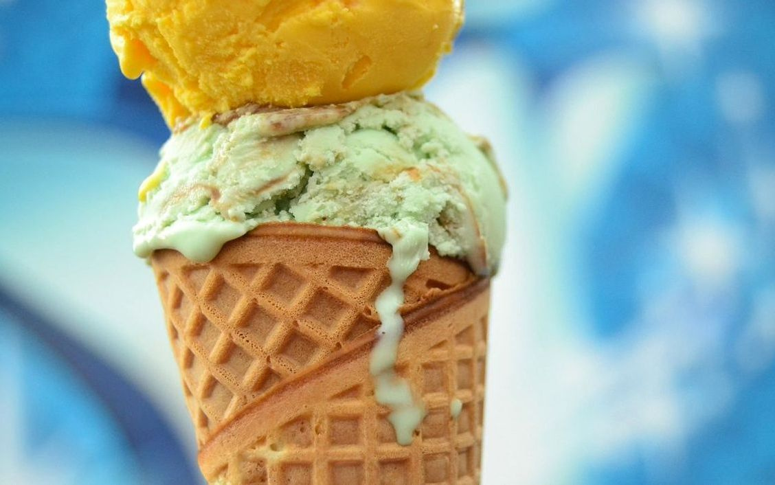 İçinde karamelli sos olan çikolatalı gelato