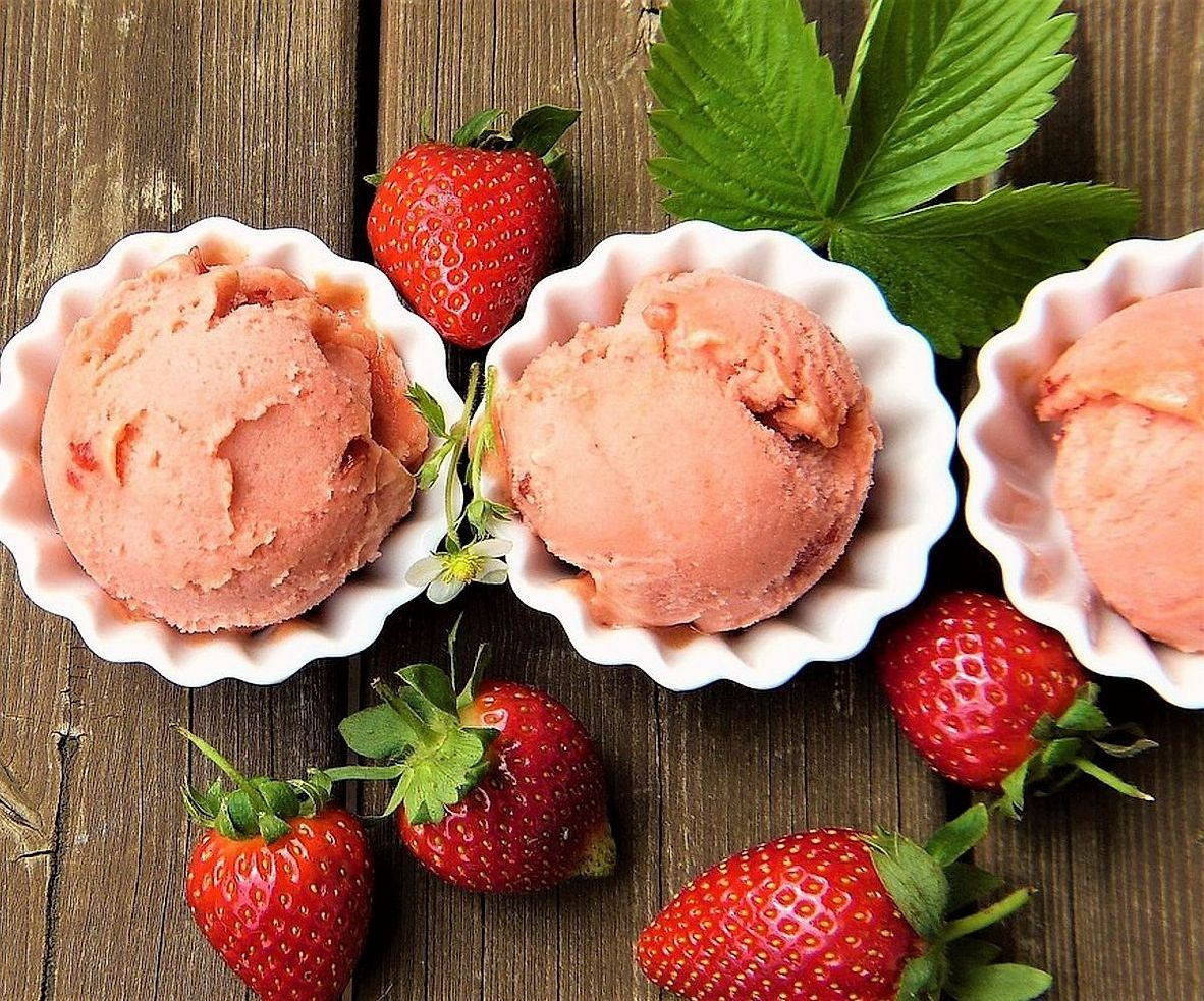 Tezgahımız taze dondurma ve gelato çeşitleriyle dolu
