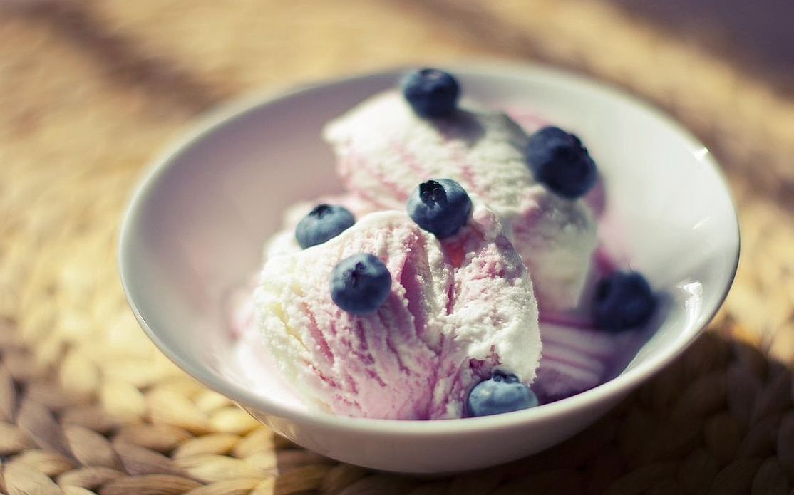 Tabakta tarçınlı dondurma sundae